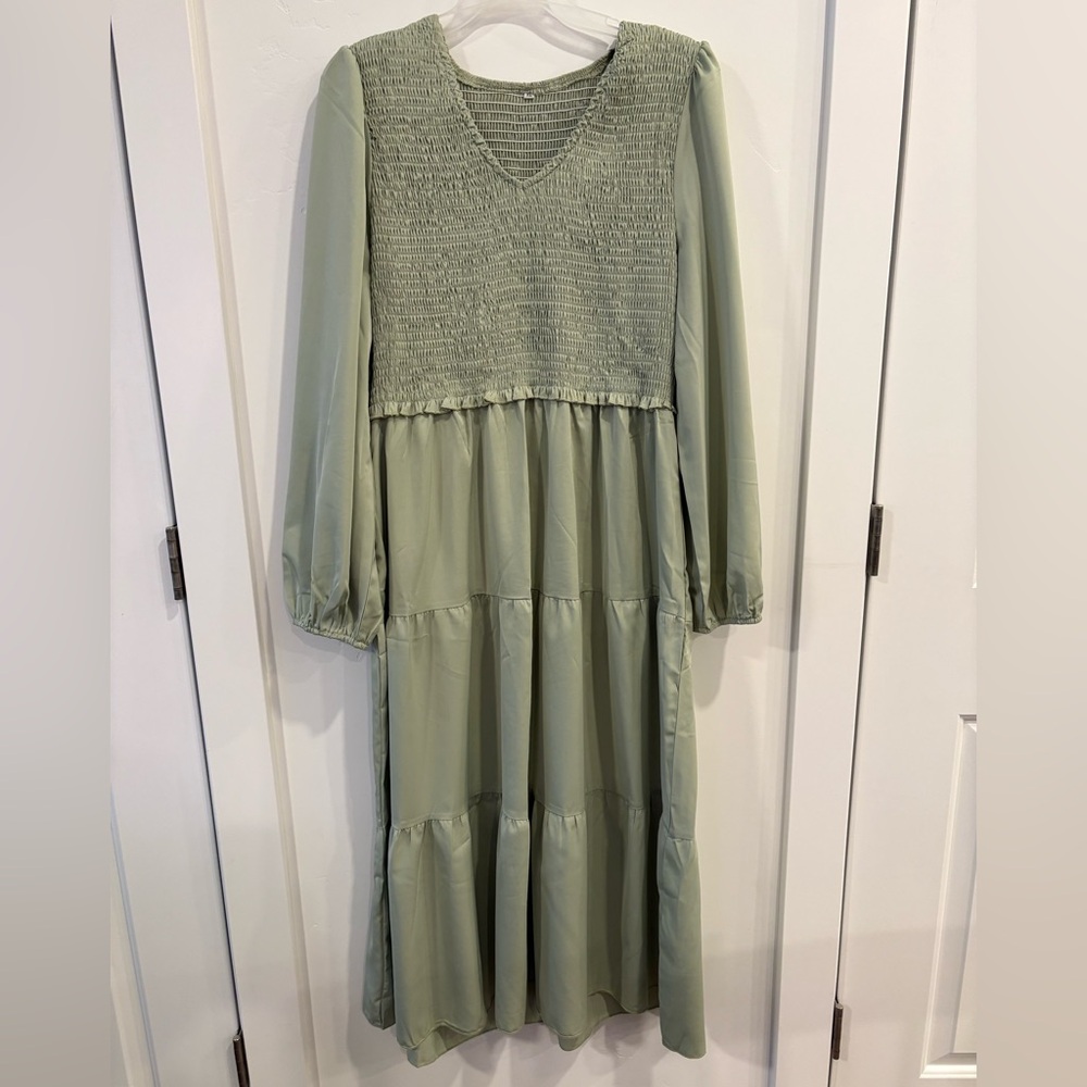 Elegant Green Smocked Tiered Midi Dress Size XL - Picture 4 of 7
